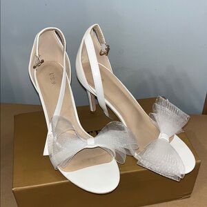Elegant White Heels with Bow Accent